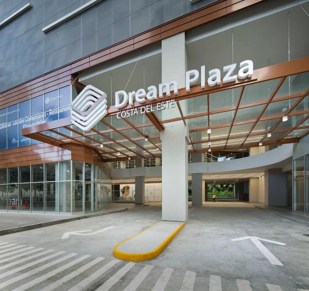 Entrada principal de Dream Plaza en Costa del Este
