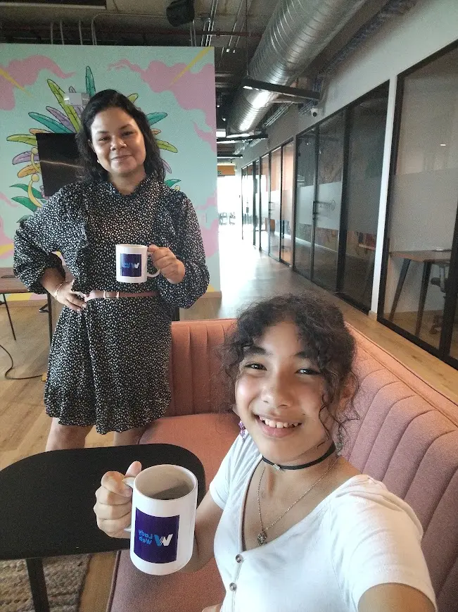 Integrantes de Lady Web compartiendo un momento de trabajo en la oficina