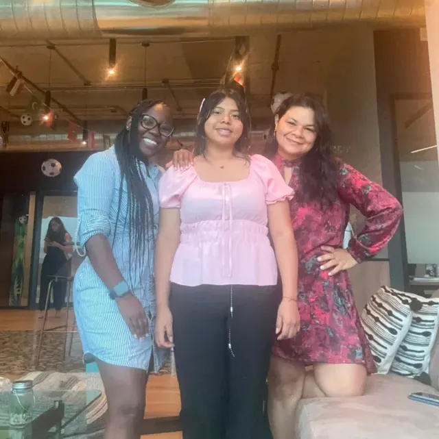 Equipo de Lady Web reunido en un espacio de trabajo colaborativo