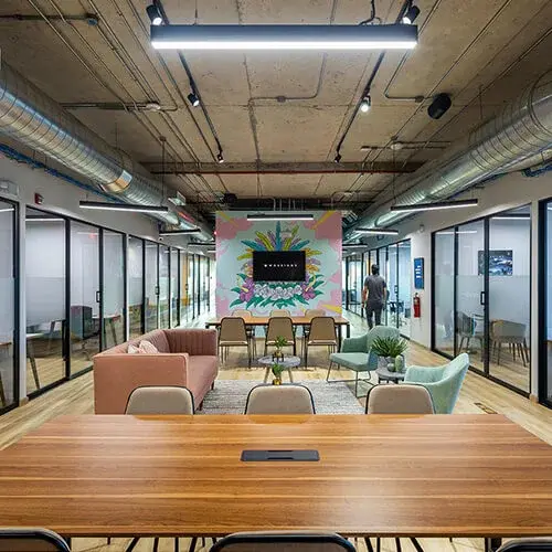 Sala de reuniones y espacios de trabajo dentro de Workings